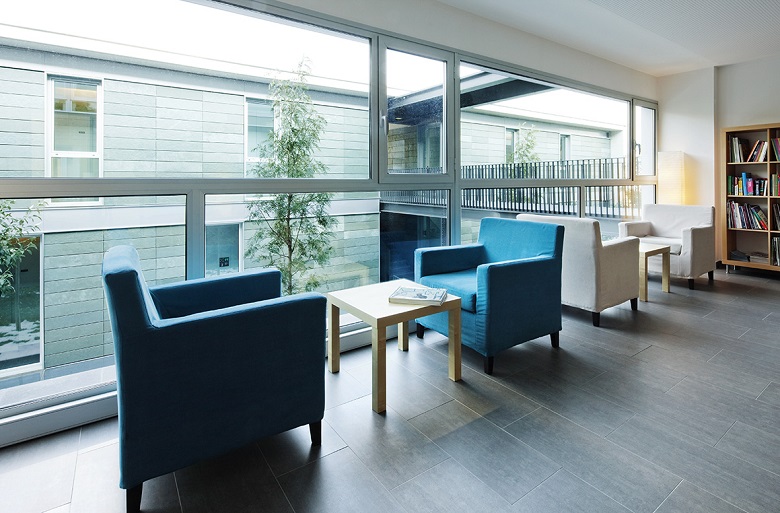 La sala de lectura de la residencia se distingue de otras instalaciones destinadas al estudio o el trabajo para poder mantener el ambiente propicio para la literatura La sala de lectura de la residencia se distingue de otras instalaciones destinadas al estudio o el trabajo para poder mantener el ambiente propicio para la literatura