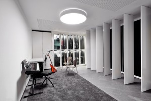 Sala de música perfectamente preparada en una residencia para estudiantes de música