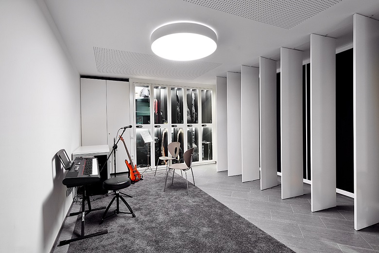 Sala de música perfectamente preparada en una residencia para estudiantes de música