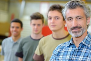 Padre y estudiantes de la residencia
