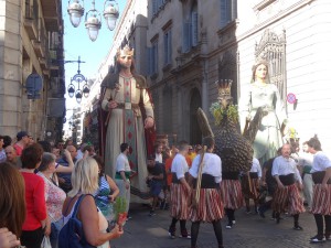 La llegada de la flama del Canigó es uno de los planes favoritos de estudiantes en Barcelona por Sant Joan