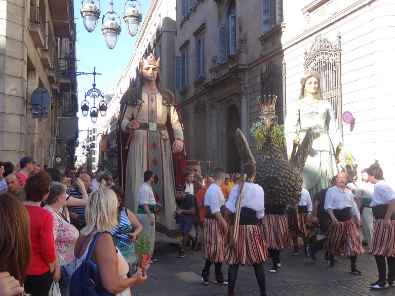 La llegada de la flama del Canigó es uno de los planes favoritos de estudiantes en Barcelona por Sant Joan