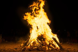 Pasar la noche junto a una hoguera es uno de los planes favoritos de estudiantes en Barcelona por Sant Joan