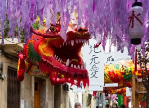 Los estudiantes de residencia universitaria en Barcelona se pueden encontrar fiestas populosas durante el verano como las de Gràcia