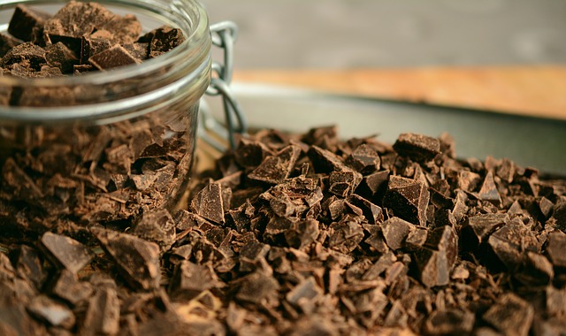 El chocolate negro es un aperitivo sano para el estudio en la residencia universitaria