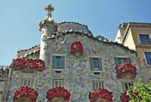 La casa Batllò luce diferente el día de Sant Jordi