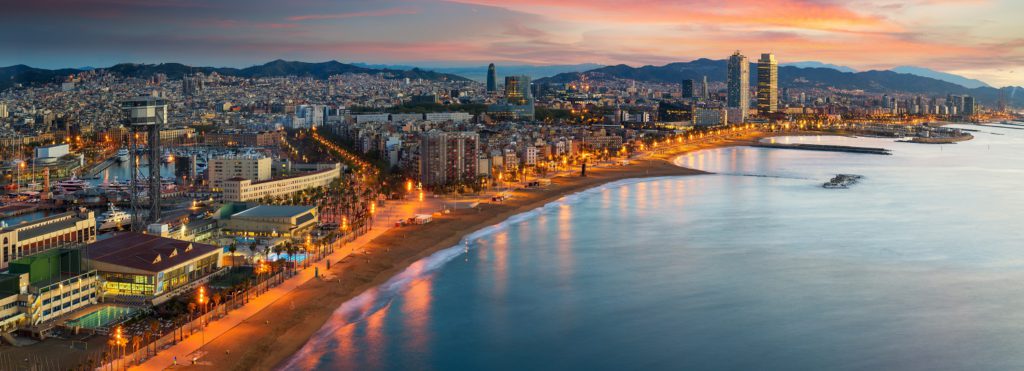 agosto en Barcelona: el plan estrella e imbatible es dar un paseo por la activa vida social de la Barceloneta