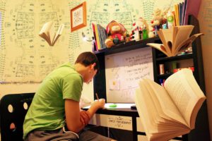Aumentar el rendimiento académico es necesario para mejorar día a día en los estudios