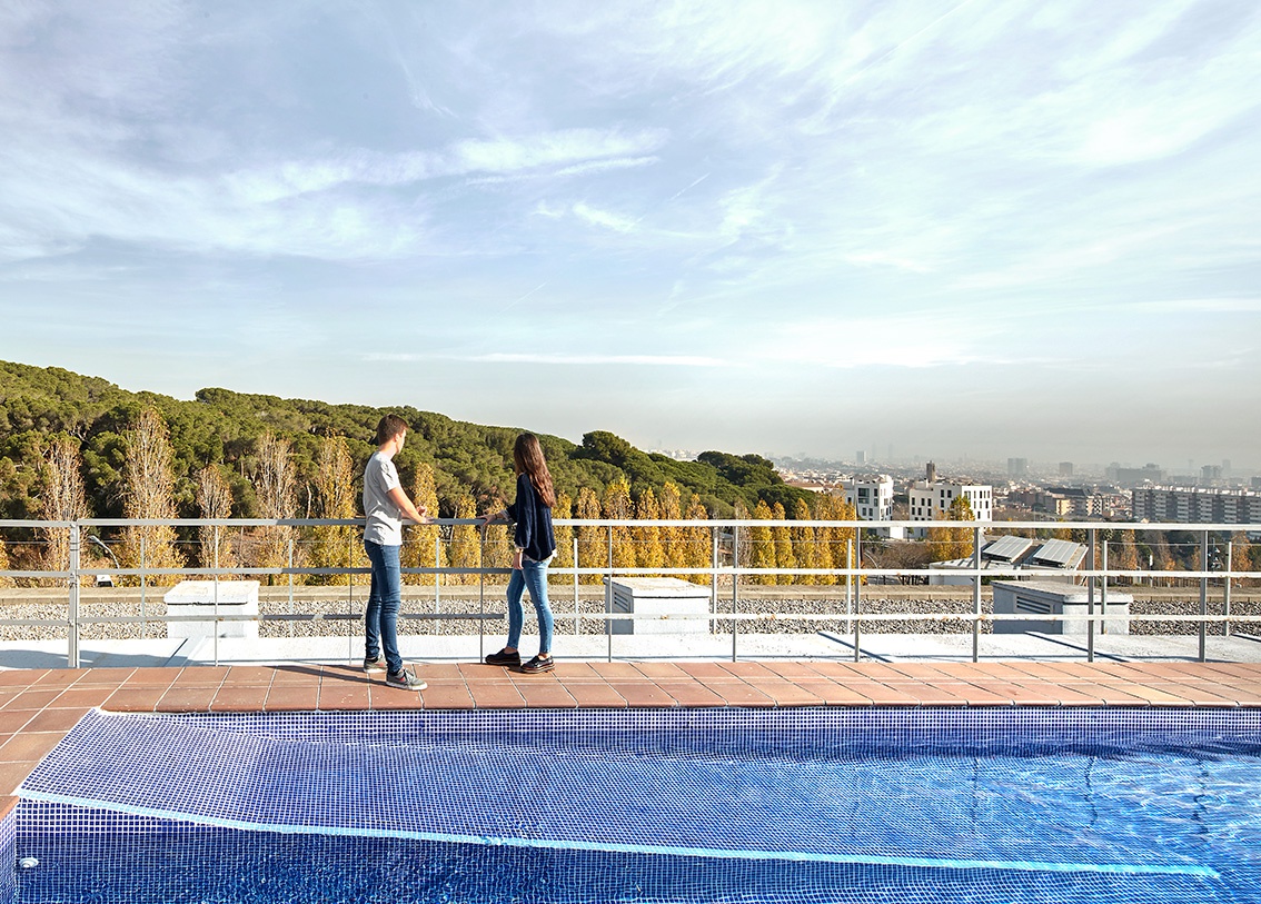 residencia universitaria con piscina