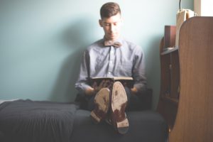 Lo que se llama lectura rápida tiene diversos beneficios. No solamente implica menos tiempo empleado en la lectura de distintos textos, sino que, además, si se hace bien, se puede lograr una mejor concentración en la lectura. Es una manera de conocer más información, de aprender nuevos términos, de darse cuenta de las ideas claves de un escrito, entre otras cosas.