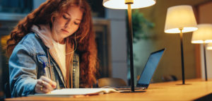 La iluminación no es algo que se deba elegir a la ligera, especialmente si se trata de espacios de estudio o un espacio en el que reside un estudiante. Para estos casos, es muy importante tener en cuenta ciertos aspectos que hacen a la iluminación.